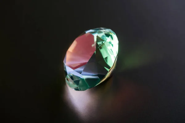 Diamant étincelant pur reflétant la lumière sur fond sombre — Photo de stock