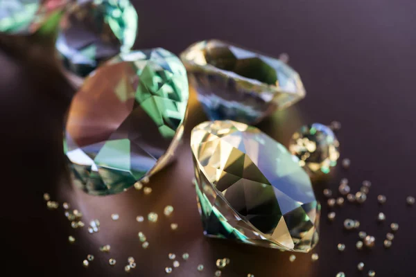 Collection de diamants clairs brillants sur fond brun — Photo de stock