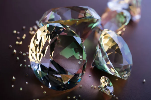 Enfoque selectivo de diamantes puros sobre fondo marrón - foto de stock