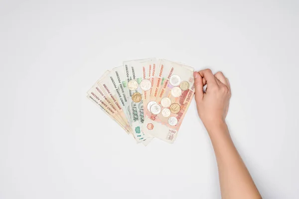 Vista cortada da mão da mulher e rublos russos com moedas no fundo cinza — Fotografia de Stock