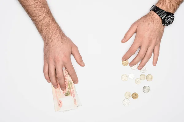 Vue partielle des mains masculines avec des roubles russes et des pièces isolées sur gris — Photo de stock