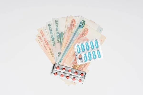 Top view of russian banknotes and pills isolated on grey — Stock Photo