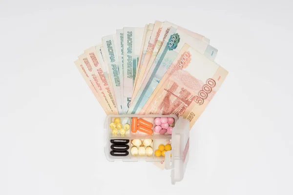 Vista superior de caja de efectivo y plástico con pastillas aisladas en gris - foto de stock