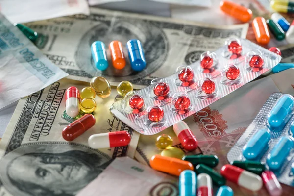 Primo piano di pillole multicolori su sfondo in contanti — Foto stock