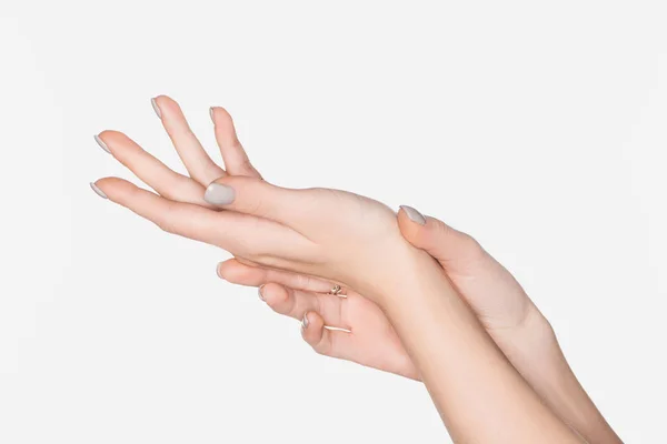 Vista parcial de las manos femeninas aisladas en blanco - foto de stock