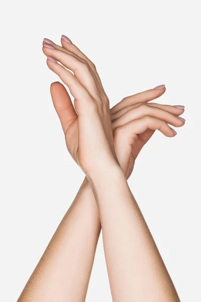 Vista ritagliata della donna gesticolando con le mani isolate sul bianco — Foto stock