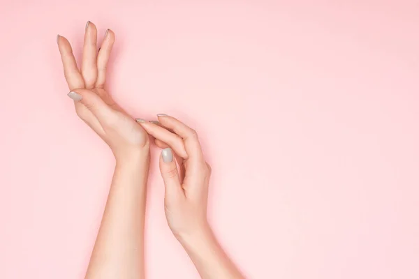 Vista recortada de las manos femeninas aisladas en rosa con espacio de copia - foto de stock