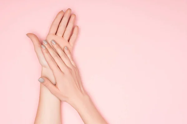 Обрізаний вид жіночих рук ізольовані на рожевому з копіювальним простором — стокове фото