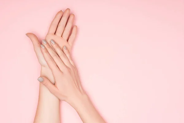 Vista recortada de las manos femeninas aisladas en rosa con espacio de copia - foto de stock