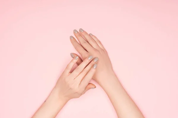 Vista superior de las manos femeninas aisladas en rosa - foto de stock