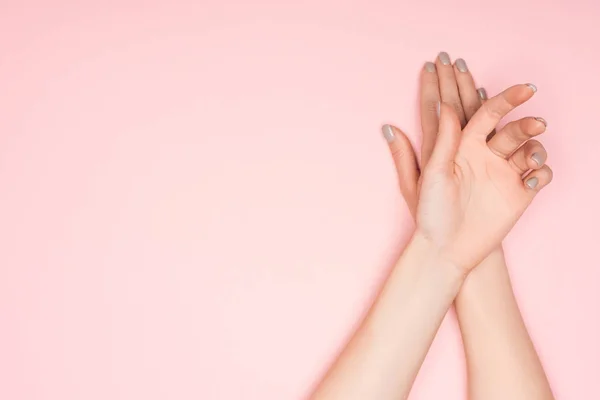 Вид зверху на жіночі руки ізольовані на рожевому з простором для копіювання — стокове фото