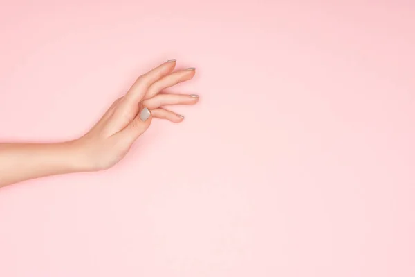 Vista parcial de la mano femenina aislada en rosa con espacio de copia - foto de stock