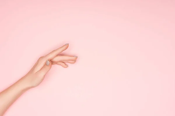 Vista recortada de la mano femenina aislada en rosa con espacio de copia - foto de stock