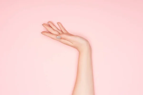 Vista recortada de la mano femenina con espacio de copia aislado en rosa - foto de stock