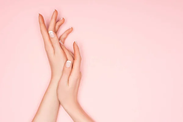 Abgeschnittene Ansicht weiblicher Hände isoliert auf rosa — Stockfoto