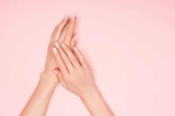 Vista parcial de las manos femeninas aisladas en rosa con espacio de copia — Stock Photo