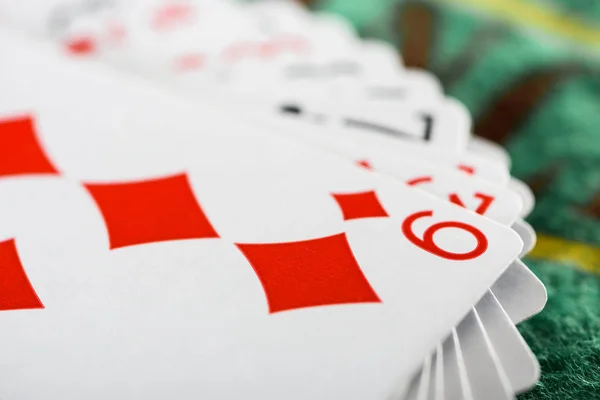 Messa a fuoco selettiva della carta da gioco con seme di diamanti in mazzo — Stock Photo