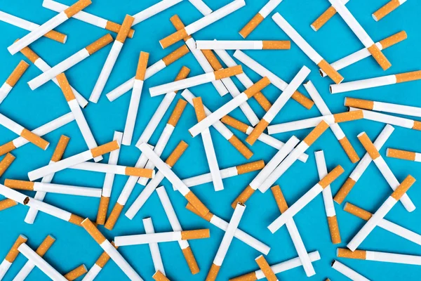 Estudio de disparo de cigarrillos aislados en azul - foto de stock