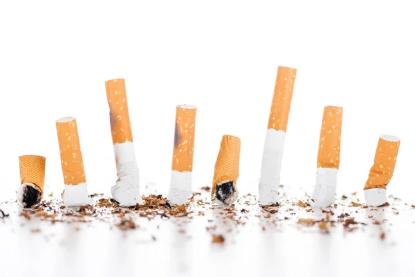 Студійний знімок сигарет і тютюну ізольовано на білому, перестаньте курити концепцію — стокове фото