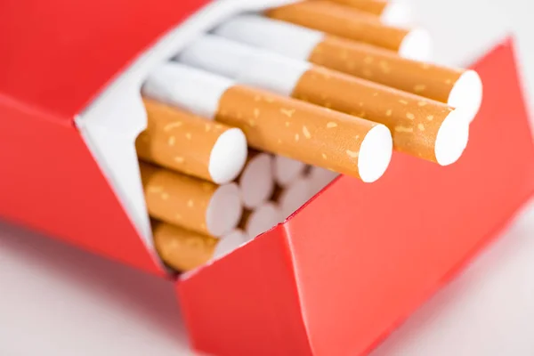 Primer plano de los cigarrillos en paquete rojo - foto de stock