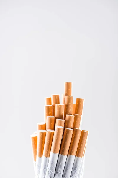 Plan studio de cigarettes isolées sur gris — Photo de stock