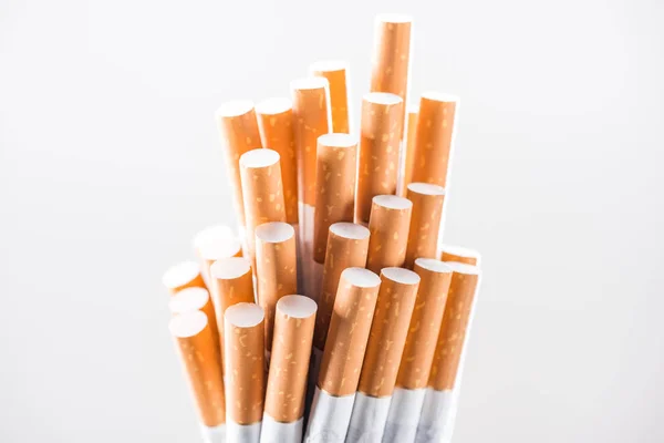 Studioaufnahme eines Bündels Zigaretten isoliert auf weißem Grund — Stockfoto