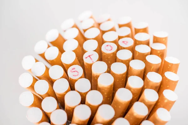 Studio shot de bouquet de cigarettes isolé sur gris, arrêter de fumer concept — Photo de stock