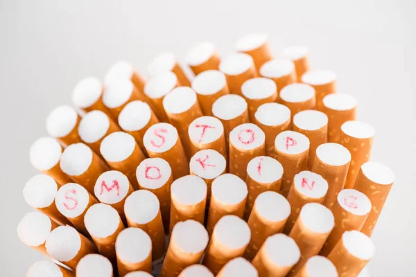 Estudio de tiro de cigarrillos aislados en gris, dejar de fumar concepto - foto de stock