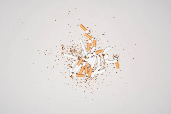 Вид зверху на розбиті сигарети ізольовані на сірому, перестаньте курити концепцію — стокове фото