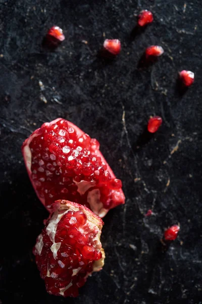 Vue de dessus du grenat frais coupé sur surface texturée — Photo de stock