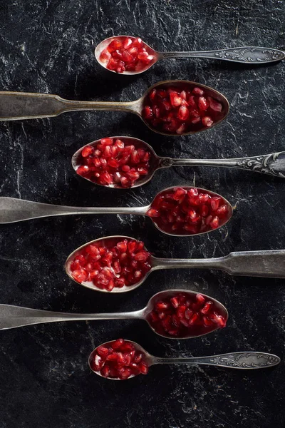 Acostado plano con cubiertos viejos y semillas de granate - foto de stock