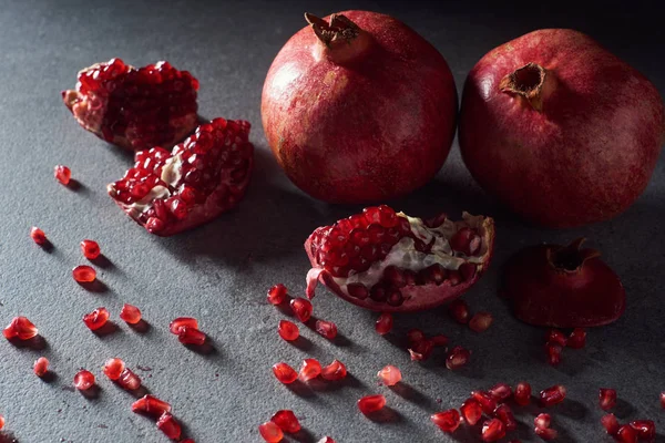 Studio shot of fresh garnets with seeds — Stock Photo