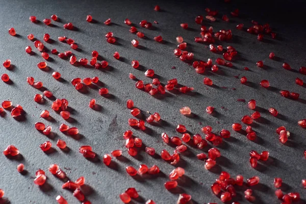 Plan studio de graines de grenat à la surface sombre — Photo de stock