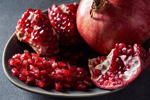 Primo piano colpo di ciotola con granati — Foto stock