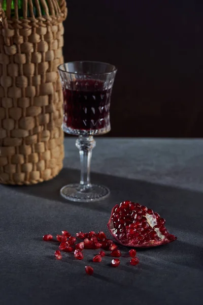 Estudio de vino y granadas maduras - foto de stock