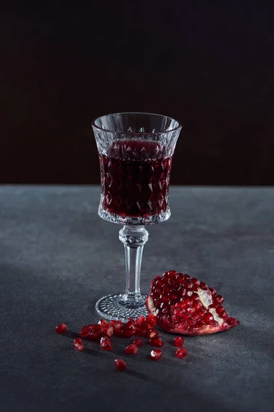 Scatto in studio di bicchieri da vino vintage e granato — Foto stock