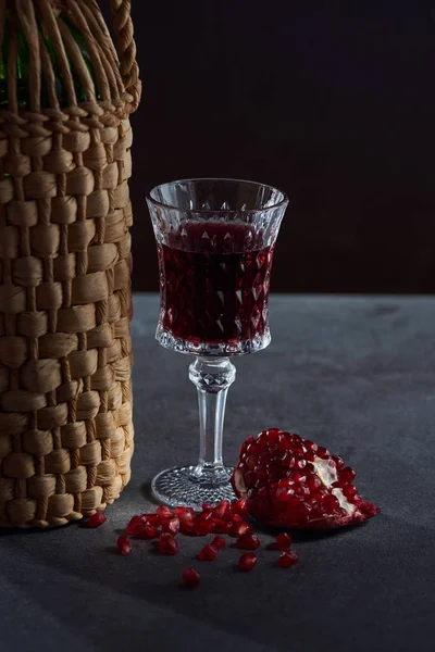 Studio shot di bottiglia di vino, bicchiere da vino e granato — Foto stock