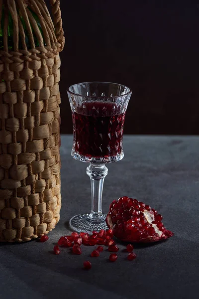 Plan studio de bouteille de vin, verre à vin et grenat — Photo de stock