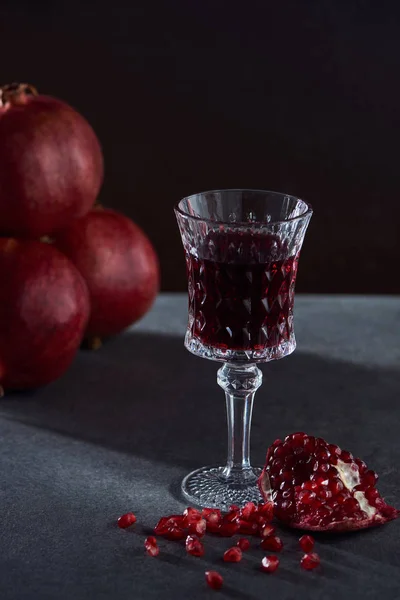 Studio shot di granati gustosi e bicchieri da vino vintage — Foto stock