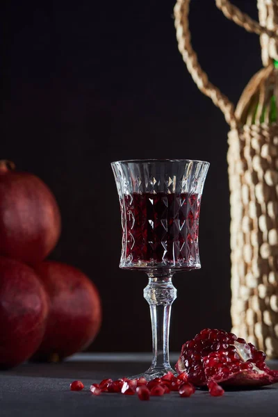 Estúdio tiro de vidro de vinho e romãs frescas — Fotografia de Stock