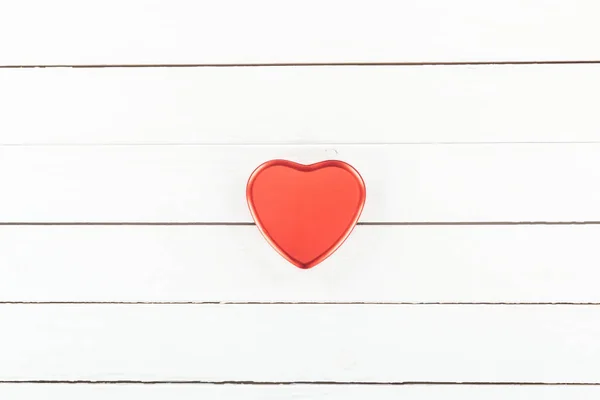 Vista superior de la caja en forma de corazón rojo sobre fondo de madera blanco, concepto de día de San Valentín - foto de stock