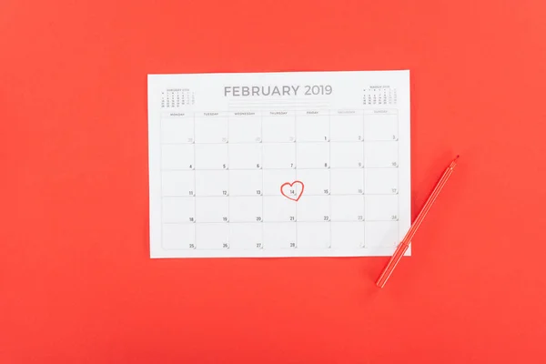 Draufsicht auf Kalender mit Datum 14. Februar mit Herz auf rotem, Valentinstag-Konzept — Stockfoto