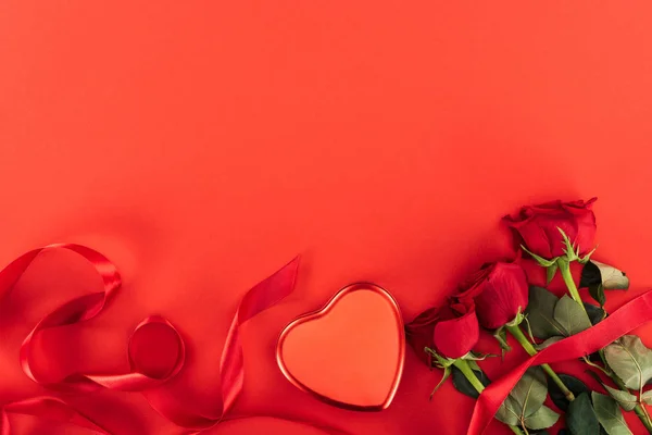 Vista superior de la caja en forma de corazón y rosas aisladas en rojo con espacio de copia, San Valentín concepto de día - foto de stock