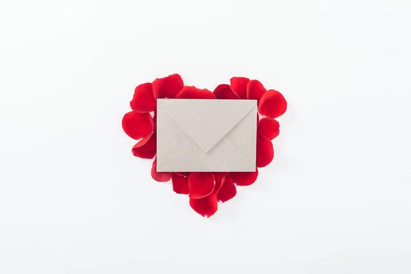 Vista superior do envelope e coração feito de pétalas de rosa vermelha isolada no conceito dia branco, st valentines — Fotografia de Stock