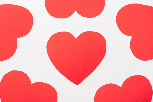Fondo con tarjetas de papel en forma de corazón aisladas en blanco, San Valentín concepto de día - foto de stock