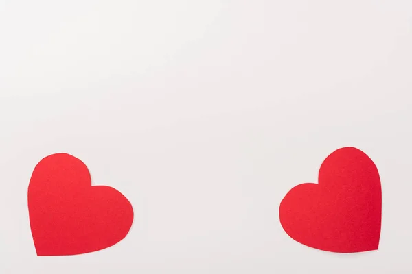 Vista superior de cartões de papel em forma de coração vermelho isolado no branco com espaço de cópia, conceito dia de São Valentim — Fotografia de Stock