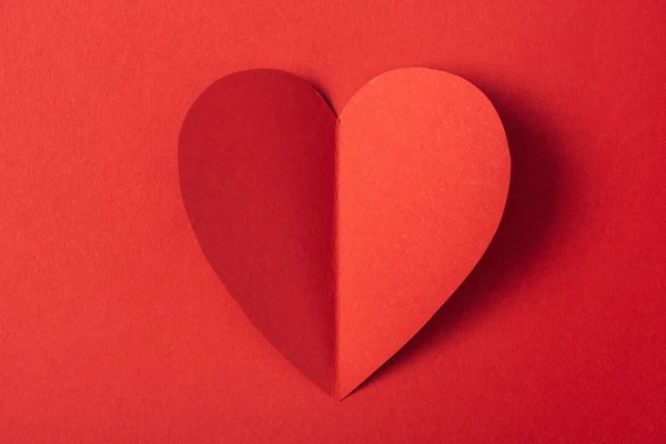 Vista superior de la tarjeta de papel en forma de corazón aislado en rojo con espacio de copia, San Valentín concepto de día - foto de stock