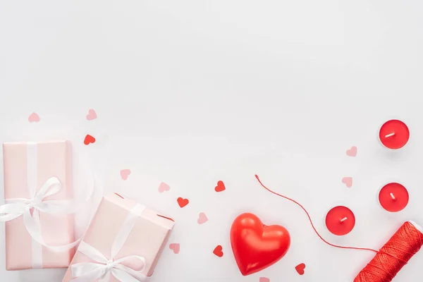 Vista superior de cajas de regalo y decoraciones de San Valentín aisladas en blanco - foto de stock