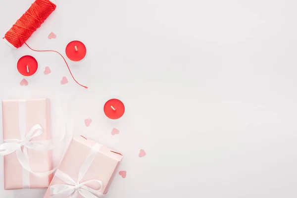 Vista superior de cajas de regalo y decoraciones de San Valentín aisladas en blanco - foto de stock
