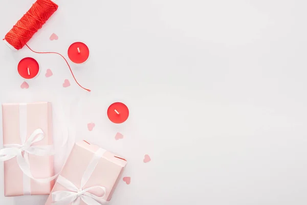 Ansicht von Geschenkschachteln und Valentinstagsdekorationen isoliert auf weiß — Stockfoto